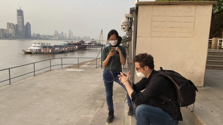 Dos empleados de la agencia AP descansan a orillas del río Yangtsé en Wuhan, China, el 8 de abril de 2020. Ng Han Guan / AP