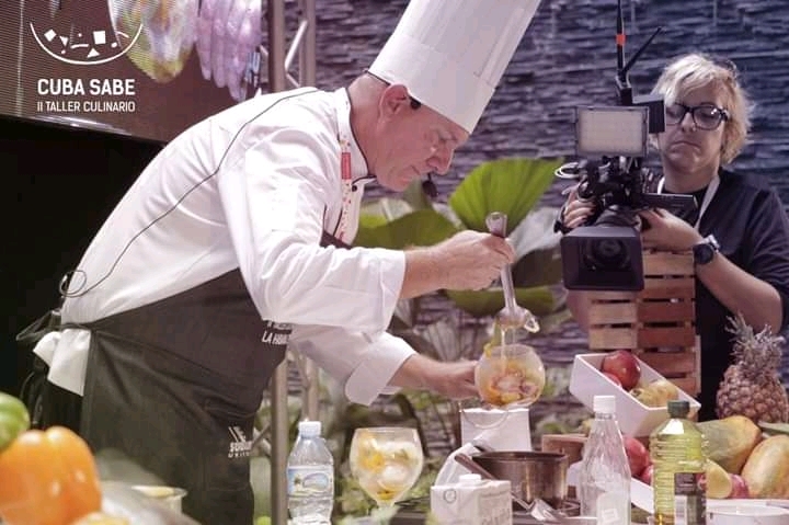 Chef Jorge Luis Bello en II Taller Culinario Cuba Sabe. Fuente: Página de Facebook del evento Cuba Sabe.