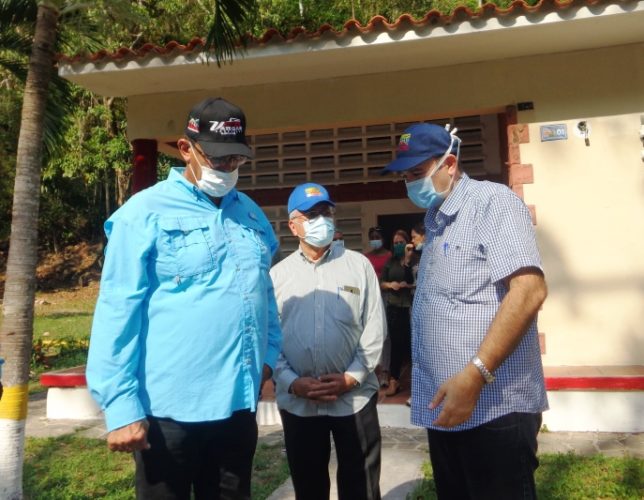 De izquierda a derecha General en Jefe Jorge Luis García Carneiro y los doctores cubanos Reinol Delfín García Moreiro y José Ernesto Betancourt Lavastida, jefe de la brigada del Contingente Henry Reeve.