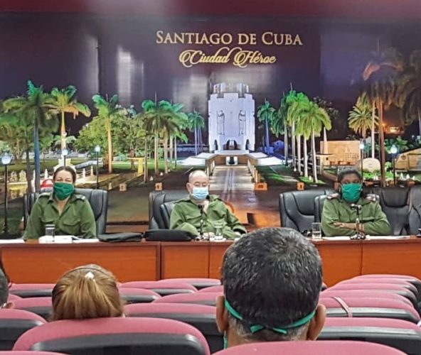 Beatriz Johnson (primera a la derecha) envió el saludo a las madres en nombre del Consejo de Defensa Provincial. (ACN)
