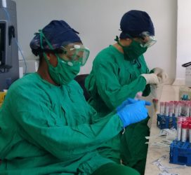 Destaque especial merecen las mujeres que arriesgan sus vidas, en la llamada línea roja, en el combate contra la Covid-19. (De la autora)