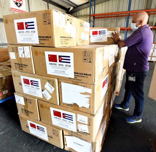 Donación china a la empresa de suministros médicos de Cuba (ENSUME). Foto: Joaquín Hernández Mena