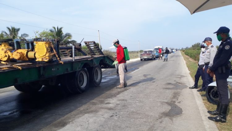 En varios puntos de la provincia desinfectan los medios de transportes, entre otras medidas preventivas.