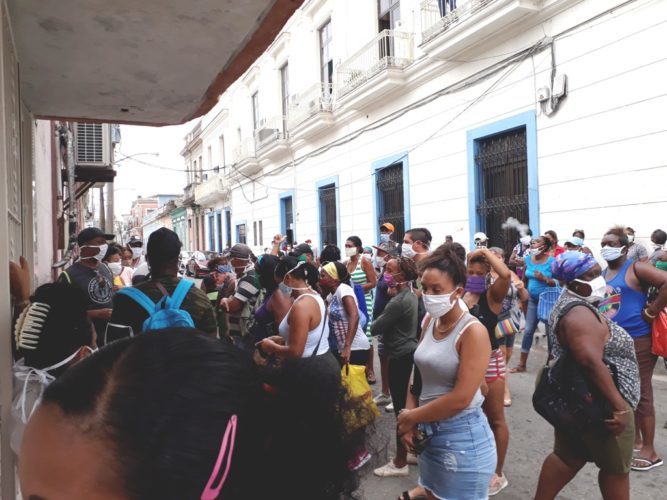 Las colas siguen siendo un asunto pendiente de solución en Matanzas.