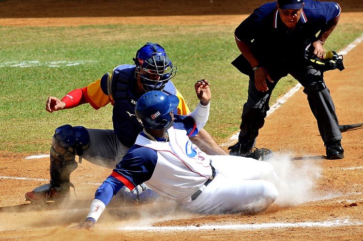 Play off en la 59 Serie nacional de beisbol entre los equipos de Matanzas y Camagüey. Foto José Raúl Rodríguez Robleda