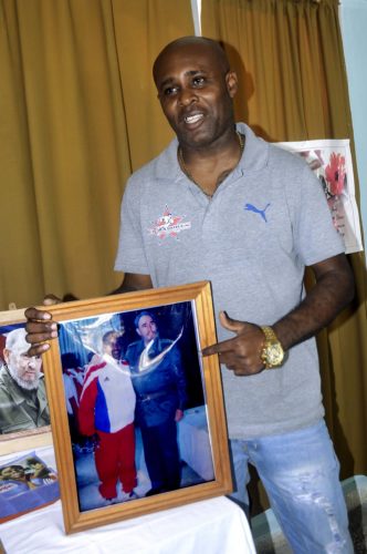 Mario Kindelán muestra una de las tantas fotos que conserva con el Comandante. Foto José Raúl Rodríguez Robleda