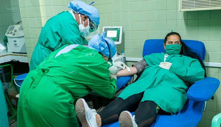 Yunaisy Otero Rivero siente placer en donar su plasma hiperinmune para ayudar a la recuperación de pacientes graves y críticos. / Fotos: Jaliosky Ajete Rabeiro.