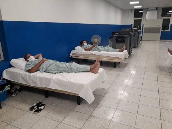 Para contribuir al distanciamiento cada trabajador tiene su cama ubicada en las propias áreas de trabajo. Foto: Yunier Javier Sifonte/Cubadebate.