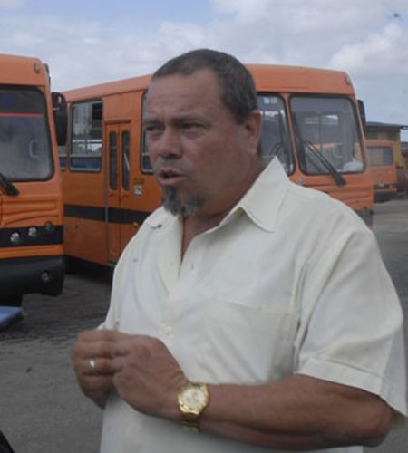 Patricio Antonio del Valle Castro, 30 años en la base de Transporte Escolar. Foto: Agustín Borrego