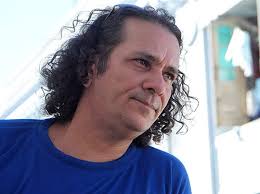 Aristides Vega, escritor, que alienta y expone mensajes esperanzadores.