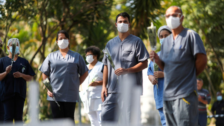 Trabajadores de la salud rinden homenaje a una enfermera que murió por covid-19 en Sao Paulo, Brasil, el 23 de abril de 2020. Amanda Perobelli / Reuters
