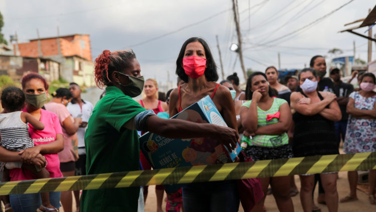 Un estudio demuestra que el país latinoamericano registra la tasa más alta de contagios a nivel mundial y que los casos aumentan en las favelas, donde resulta difícil de controlar.