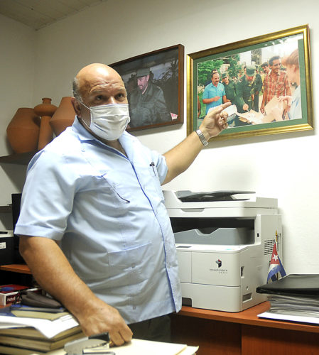 Carlos Manuel Comptiz Cruz, director general de Servigen, tuvo el privilegio de haber intercambiado en más de una ocasión con el Comandante en Jefe Fidel Castro Ruz, a quien se debe el nacimiento y desarrollo de la biotecnología en el país. Foto: José Raúl Rodríguez Robleda
