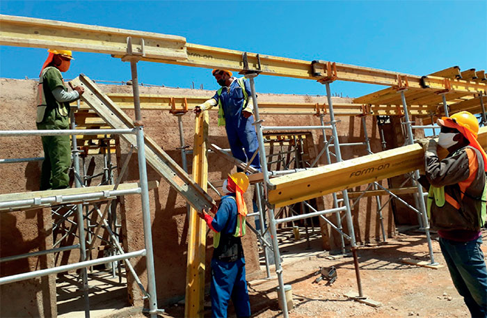 Rigurosas medidas de seguridad resguardan la salud de los constructores de Varadero. Foto: Noryis