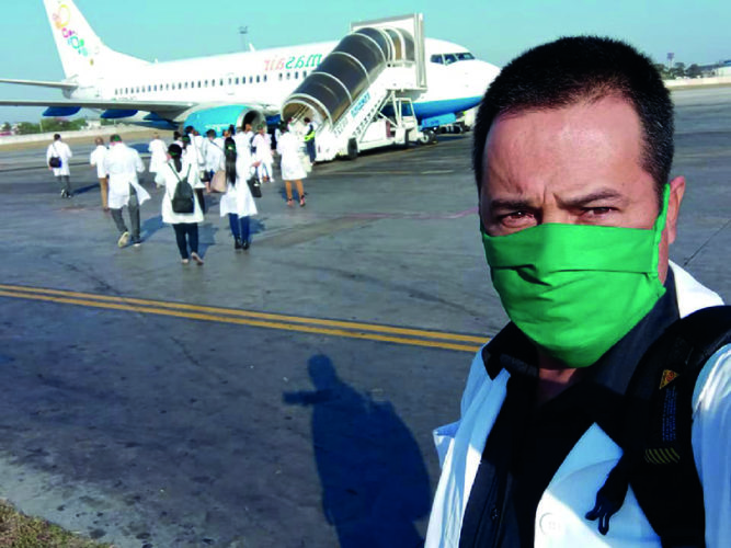 El doctor José Luis López, jefe de la brigada del Contingente Henry Reeve en la referida isla caribeña. Foto: Cortesía del doctor José Luis López