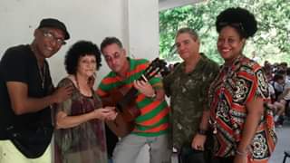 Zaydita y Alejo, dejan escuchar sus canciones, esas que en épocas normales son concurridas penas en Santa Clara.