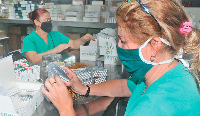 En una de las áreas de despacho de Droguería Habana, una de las 25 unidades empresariales de base con que cuenta Emcomed. Foto: José Raúl Rodríguez Robleda