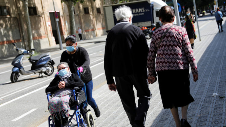 Personas de paseo durante las horas en que los mayores pueden caminar al aire libre. Barcelona, 2 de mayo de 2020. Nacho Doce / Reuters