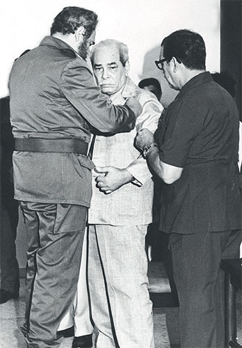 El 21 de julio de 1983, en una pequeña sala del Palacio de la Revolución, Fidel imponía a Blas Roca el Título Honorífico de Héroe del Trabajo de la República de Cuba, primero que se otorgaba en el país. Foto: Cortesía Emilio Argüelles
