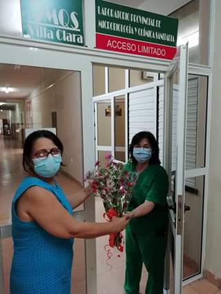 Flores para madres del Laboratorio de Biología Molecular de Villa Clara. 