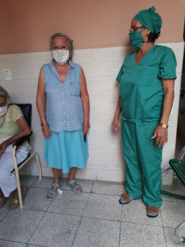 Haydee, la anciana del Hogar, no perdió tiempo, inmediatamente usó sus sandalias, y dijo sentirse muy cómoda con ellas. Foto: Lourdes Rey Veitía