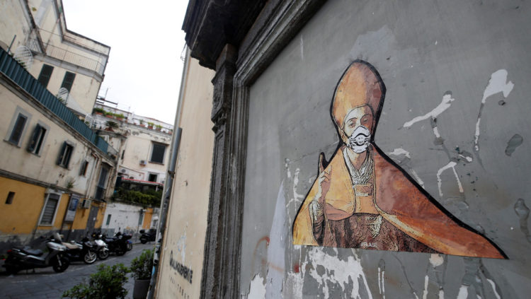 Una ilustración de San Jenaro con una mascarilla protectora en la cara en una calle de Nápoles, Italia, el 1 de mayo de 2020. Ciro de Luca / Reuters