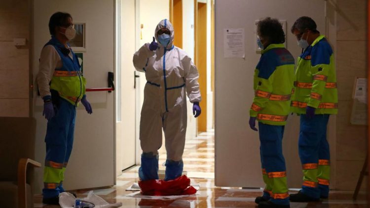 Profesionales médicos en una residencia de ancianos durante la pandemia del covid-19, Madrid (España), el 20 de abril de 2020. Foto: Sergio Perez / Reuters