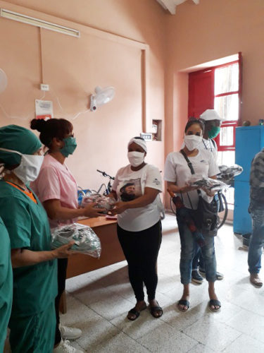 Los miembros de la cooperativa e hicieron entrega del donativo, se aprecia la felicidad en el gesto. Foto: Lourdes Rey Veitía