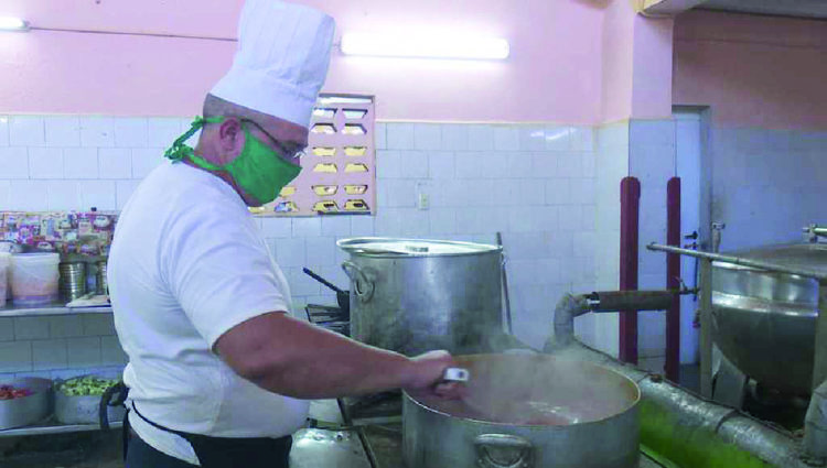 En plena faena en el Hospital Militar Doctor Mario Muñoz Monroy, el cocinero Oscar Hernández Acosta, del hotel Palma Real, en Varadero. Foto: Tomada de la web de TvYumurí