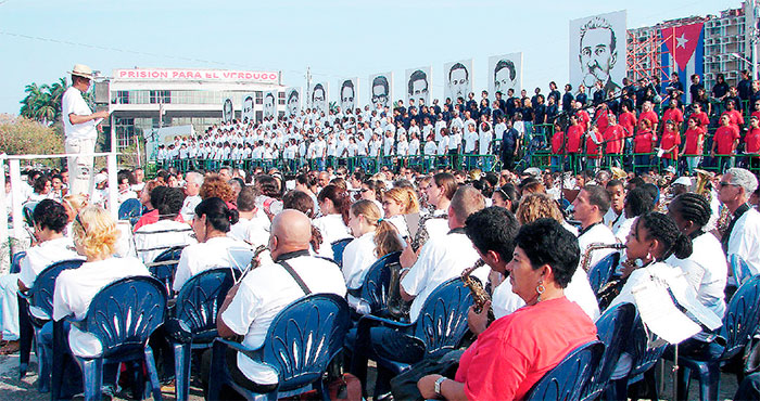 En la Plaza de la Revolución José Martí, en La Habana, la banda y el coro de la Central de Trabajadores de Cuba, los que en cada celebración entonan las notas del Himno del Primero de Mayo. Foto: Eddy Martin