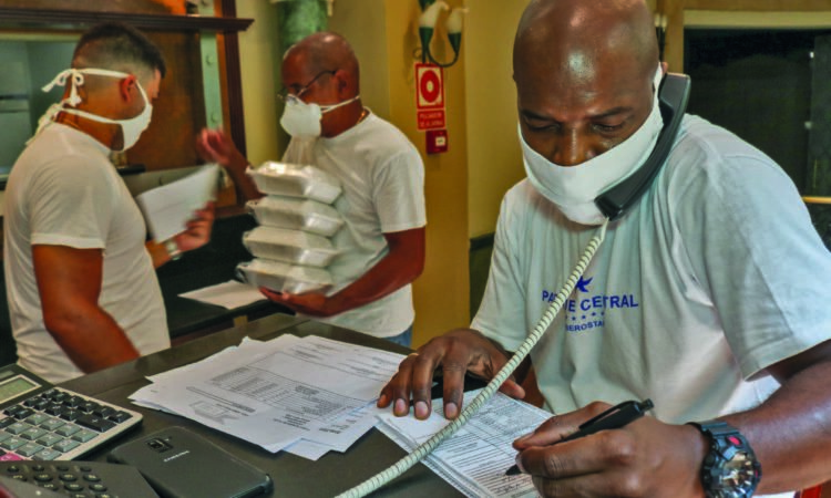 Trabajadores del hotel Parque Central atienden los pedidos de la población de módulos de alimentos que llevan a domicilio. Foto: Heriberto González Brito