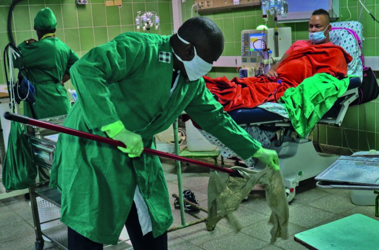 El guía de turismo Alberto Hamilton se siente satisfecho de ser útil en la brigada de limpieza que labora en el Hospital Clínico Quirúgico Hermanos Ameijeiras. Foto: Heriberto González Brito