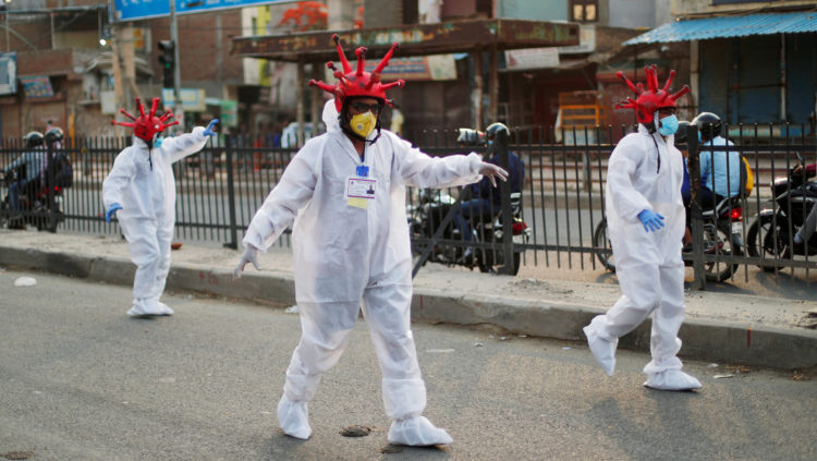 Gente con cascos en forma de coronavirus en las calles de Nueva Delhi (La India), el 30 de abril de 2020. Adnan Abidi / Reuters