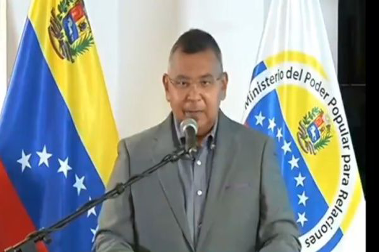 Reverol informó que durante las operaciones —todavía en curso—, una parte de los paramilitares infiltrados fueron abatidos y otros detenidos, además de haberse incautado fusiles de asalto. Foto: Tomada de Telesur