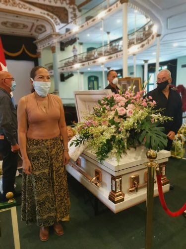 Comienzan las guardias de honor de las personalidades de la cultura, tributo eterno a nuestra Rosa Fornés