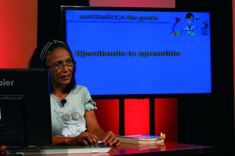 La metodóloga del Mined María Elena García Santana mientras impartía la última emisión televisiva programada de su asignatura y grado. Foto: Agustín Borrego Torres.