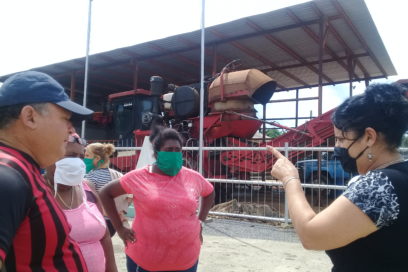 Junto a los obreros y no desde la oficina (+ Video)