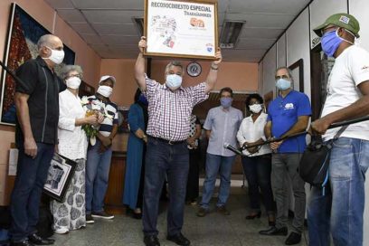 Emotiva celebración desde las condiciones del distanciamiento (+ Fotos)