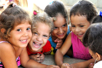 Felicita Díaz-Canel a los niños cubanos