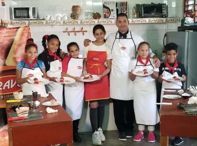 Taller con niños conducido por Chef Enoch Tamayo y por la niña Isabella Tamayo. Festival Bayamo Gourmet 2019. Fuente: Autora.