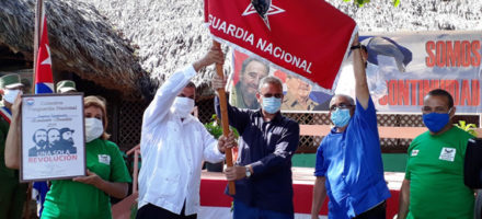 El titular del Ministerio de la Agricultura (al centro), acompañado por dirigentes del Sindicato Nacional y la CTC, entregó la bandera de Vanguardia Nacional a la Empresa Agroforestal de Matanzas. Foto: Noryis