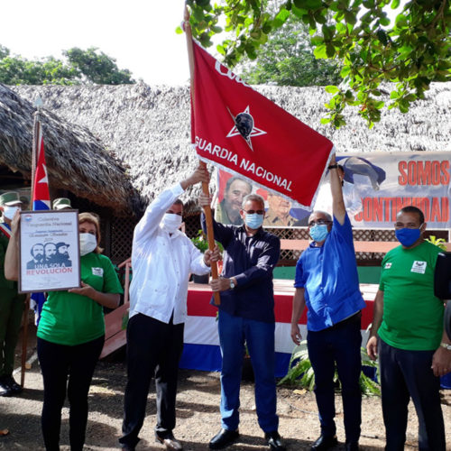 El titular del Ministerio de la Agricultura (al centro), acompañado por dirigentes del Sindicato Nacional y la CTC, entregó la bandera de Vanguardia Nacional a la Empresa Agroforestal de Matanzas. Foto: Noryis
