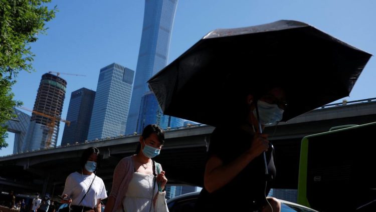 Personas con mascarillas en una calle del distrito comercial central de Pekín, China, el 15 de junio de 2020.Foto: Thomas Peter / Reuters