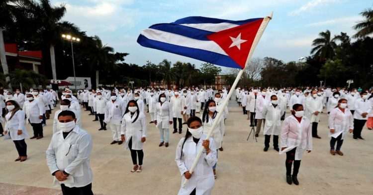 Cuba envió hasta el momento 38 brigadas de médicos, enfermeras y técnicos de la salud a 31 países de Europa, América, África y Medio Oriente para cooperar en el combate a la COVID-19. Foto tomada de: Kaos en la red