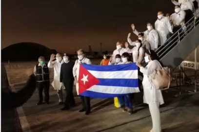 Trabajadores dan bienvenida a brigada médica cubana llegada a Perú
