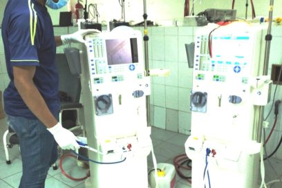 Electromédicos cubanos recuperan máquinas de diálisis en Venezuela