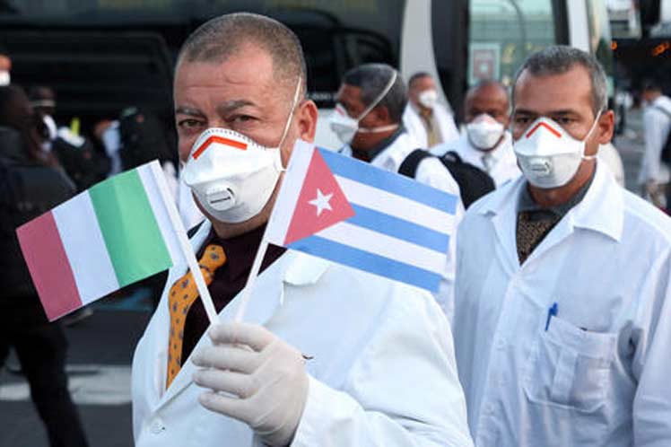 Los profesionales de la salud cubanos regresan todos con la satisfacción del deber cumplido y el reconocimiento de las autoridades y población italiana en general. Foto: Tomada de PL