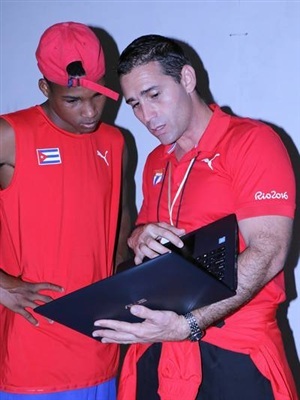 El psicólogo junto a sus pupilos del boxeo. Foto: Mónica Ramírez