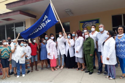 Centros laborales de Villa Clara reciben Bandera Proeza Laboral (+ Fotos)
