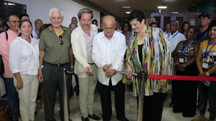 A la izquierda en primera fila el Chef Diego Silva, Presidente de Aregala, junto con Eddy Fernández, presidente de la FCC, acompañado por directivos de World Chefs Association durante la inauguración del VII Festival Culinario Internacional en La Habana, Cuba. Foto: René Pérez Massola